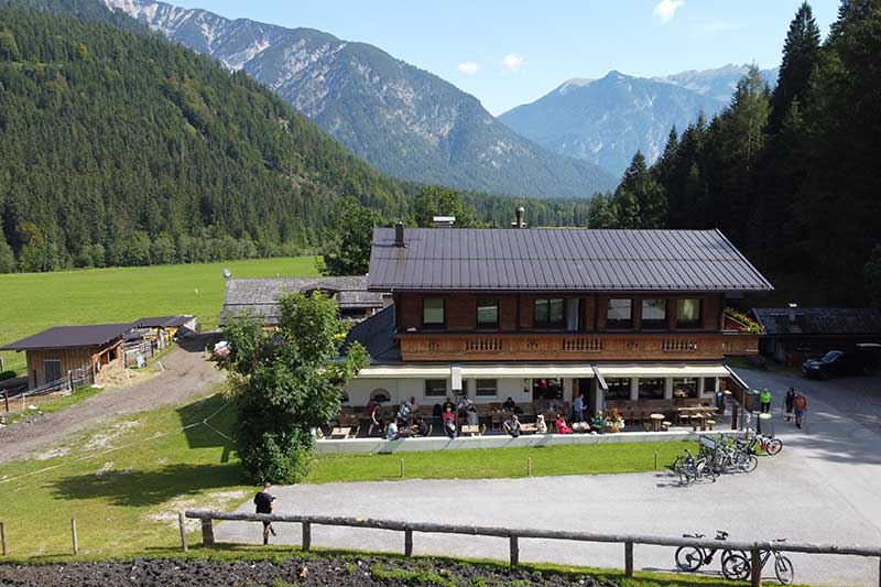 Sonnenterrasse der Falzturn-Alm