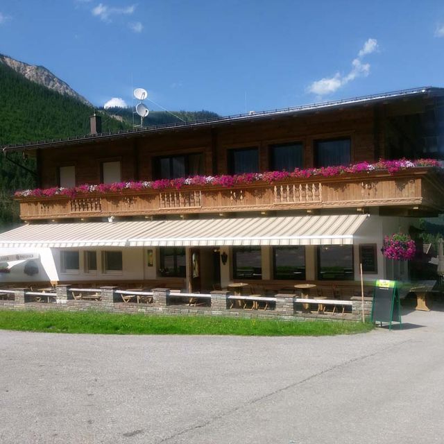 Terrasse mit Ausblick auf das Karwendelgebirge